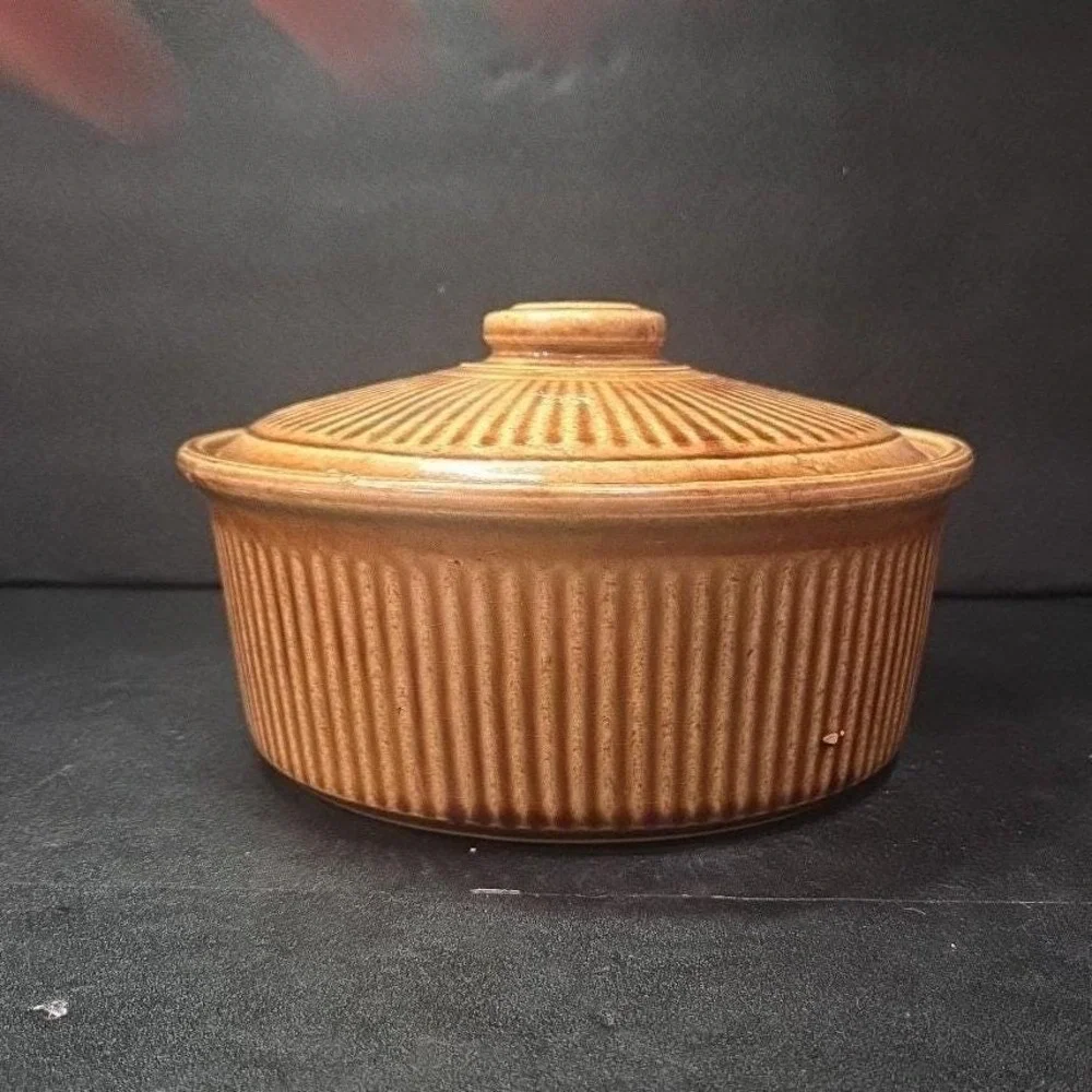 USA‎ Stoneware Lidded Bean Pot, Brown Tan Ribbed Crock, Vtg Rustic Kitchenware